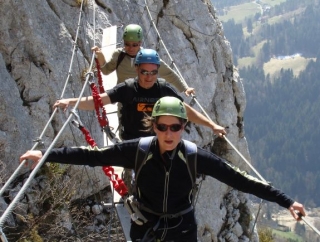  Überquerung der Fußgängerbrücke in der Gruppe 